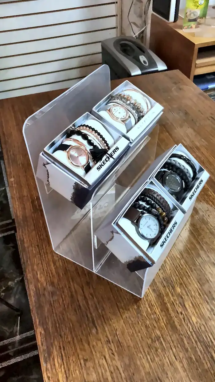 Exhibidor de acrílico transparente para relojes Skechers