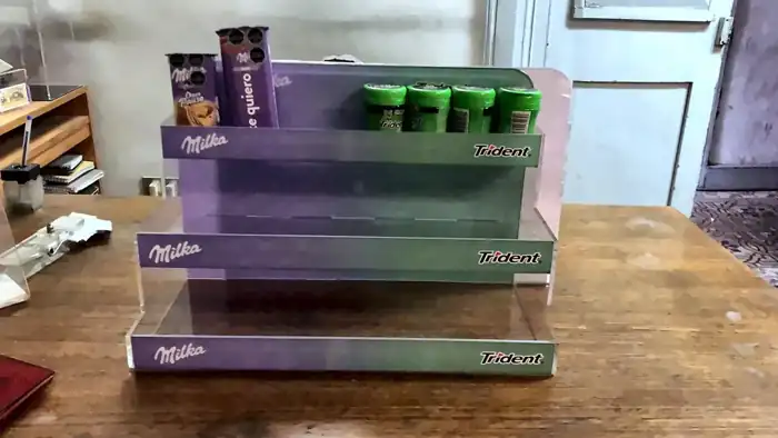 Exhibidor escalonado de acrílico de tres niveles para punto de venta