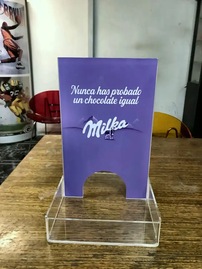 Exhibidor de acrílico con base transparente y gráfica Milka