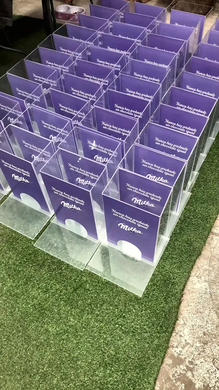 Serie de exhibidores de acrílico para Milka