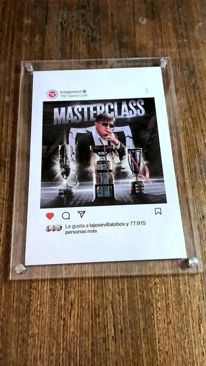 Marco de acrílico transparente con soportes