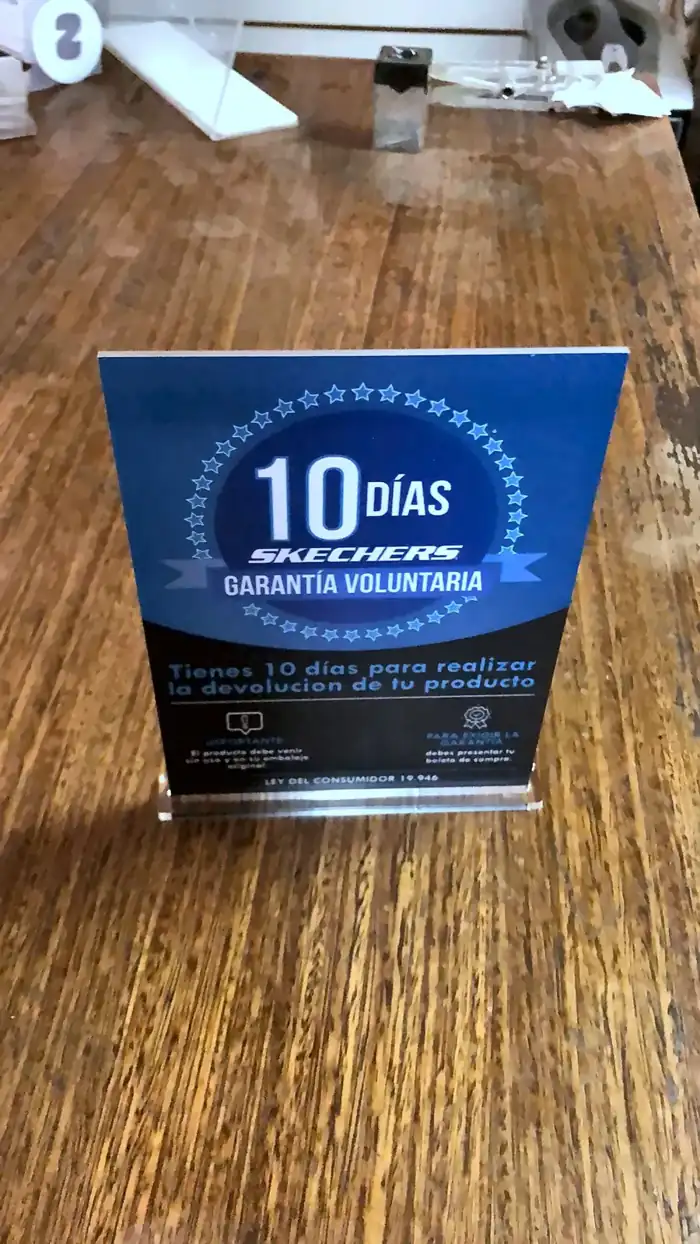 Portaafiche de acrílico con garantía Skechers