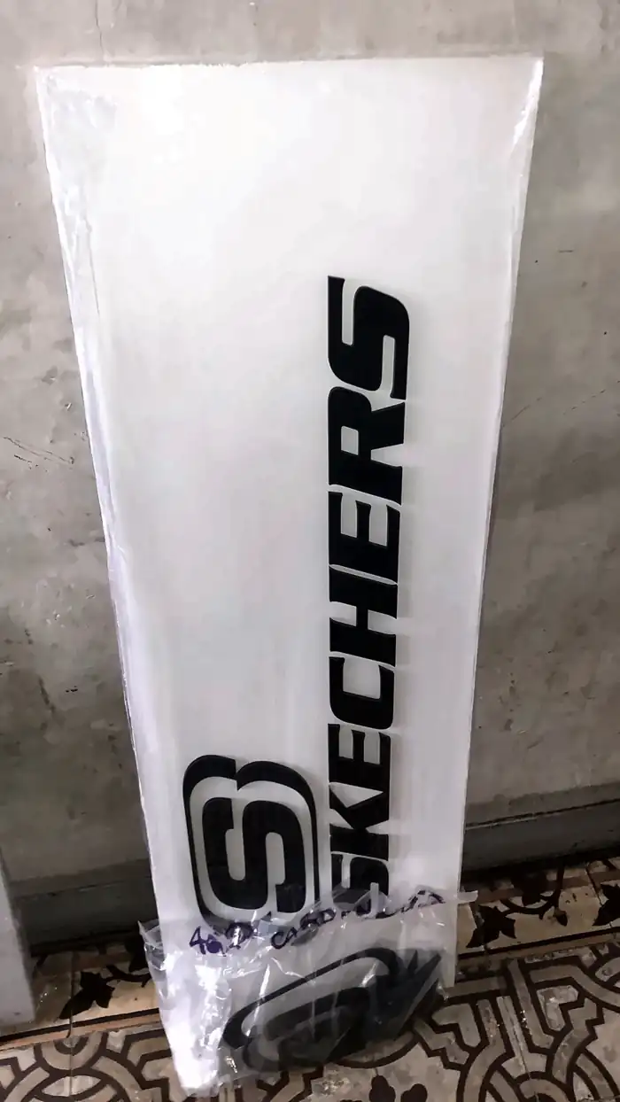 Señal vertical de acrílico con logo Skechers